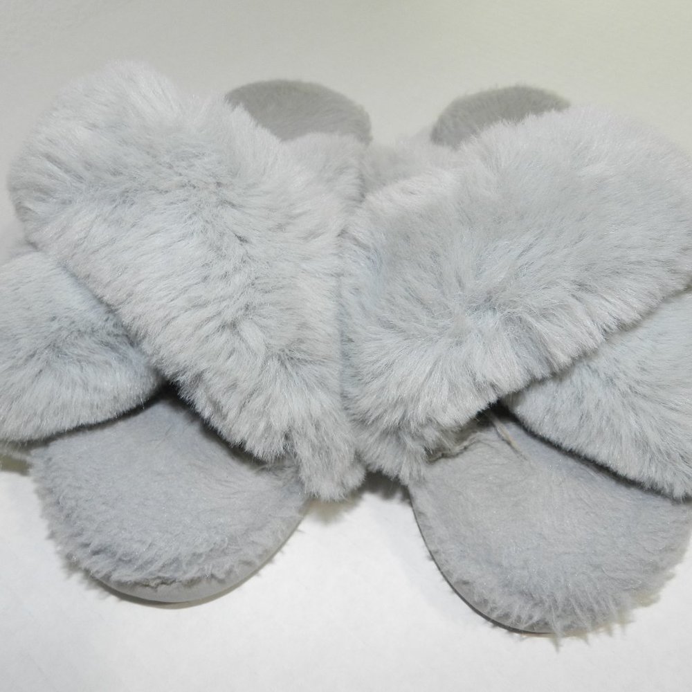 Halluci light gray wide cross straps, cushioned sole plush slides, size US 7/8